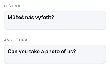 Panel s českou frází „Můžeš nás vyfotit?“ a jejím anglickým překladem „Can you take a photo of us?“