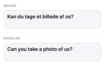 Sætningspanel med den danske sætning og den engelske oversættelse “Can you take a photo of us?”