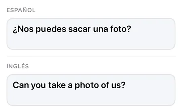 Panel de frase con «¿Nos puedes sacar una foto?» en español y su traducción al inglés «Can you take a photo of us?»