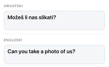 Ploča s frazom: hrvatsko „Možeš li nas slikati?“ i engleski prijevod „Can you take a photo of us?“