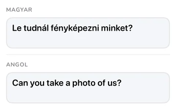 Kifejezéspanel a magyar „Le tudnál fényképezni minket?” mondattal és angol fordításával: „Can you take a photo of us?”