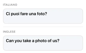 Pannello della frase con la frase italiana e la traduzione inglese “Can you take a photo of us?”