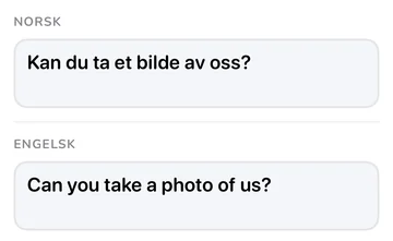Frasepanel med den norske frasen og den engelske oversettelsen «Can you take a photo of us?»